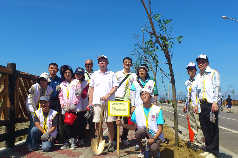 Ta Ya Volunteers Plant Trees at Taijiang