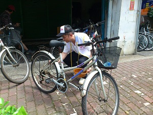 洪雅公共自行車　大亞志工隊熱情相助