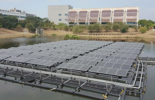 南市首座浮動式太陽能光電 每年發電量12萬度 〔自由時報報導〕