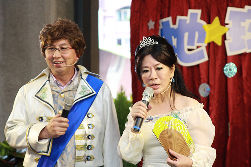Chairman Shen starred in the fairy theater and volunteers made DIY toys for children
