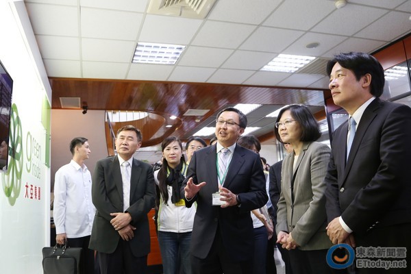 Lai Ching-Te Accompanied Tsai Ing-Wen to Visit 60-year Old Ta Ya Electric Wire and Cable [ETtoday]