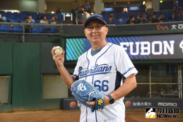 CPBL / Cheering on Fubon Guardians: Chairman Shang-Hung Shen of TAYA Group Throws First Pitch [NOWnews]