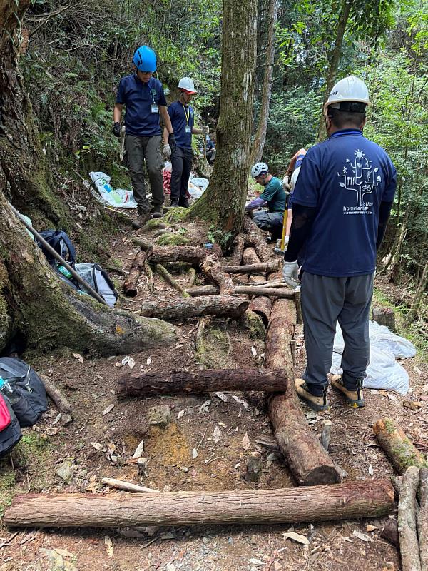 企業攜手維護山林 大雪山手作步道修復 企業攜手維護山林 大雪山手作步道修復